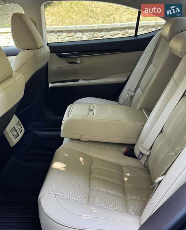 Седан Lexus ES 2016 в Виннице