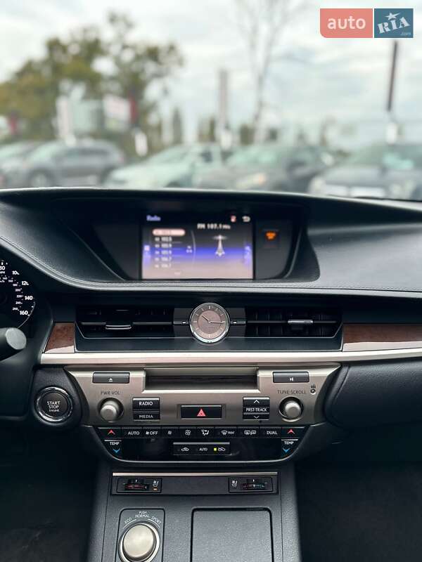 Седан Lexus ES 2015 в Белогородке