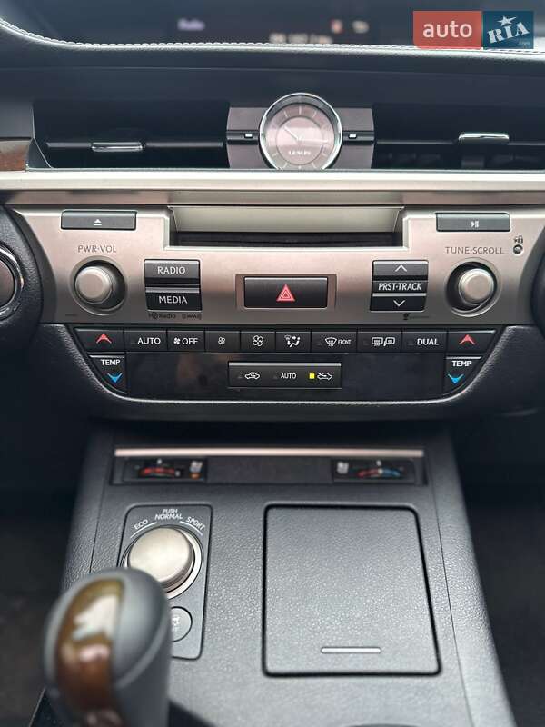 Седан Lexus ES 2015 в Белогородке