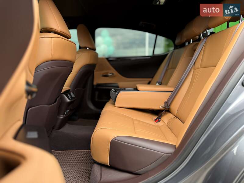 Седан Lexus ES 2020 в Киеве