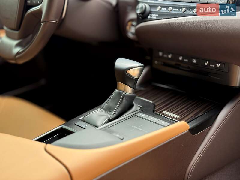 Седан Lexus ES 2020 в Киеве