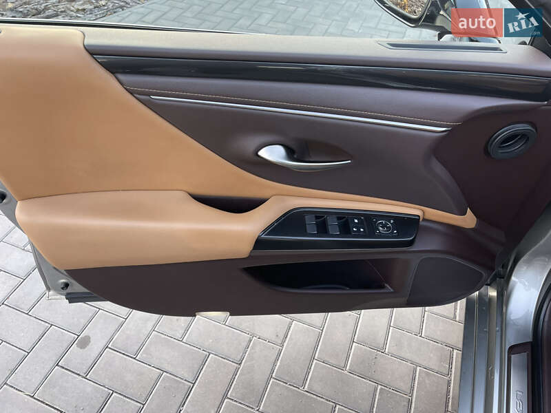 Седан Lexus ES 2019 в Каменском