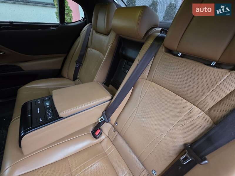 Седан Lexus ES 2018 в Рівному