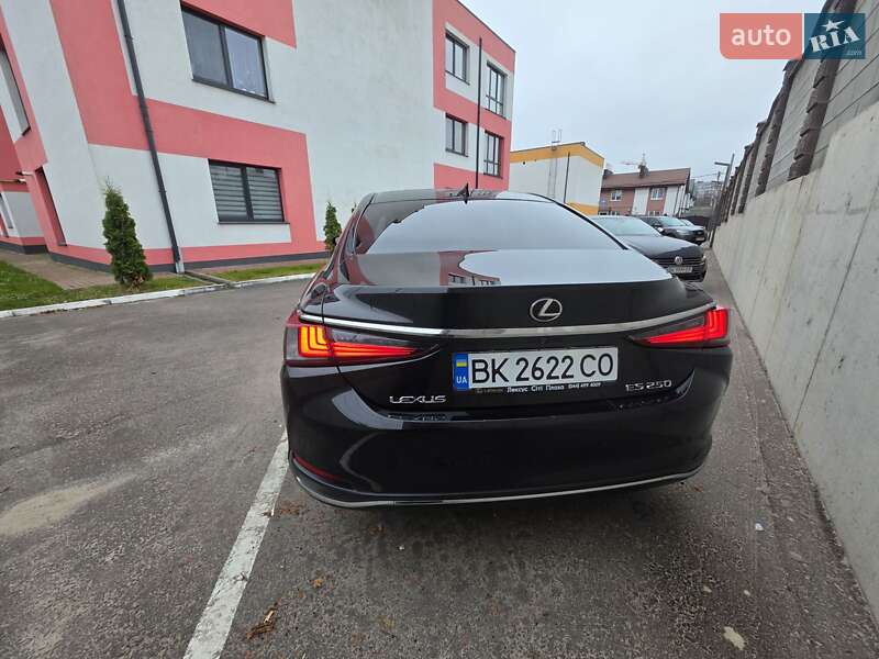 Седан Lexus ES 2018 в Рівному