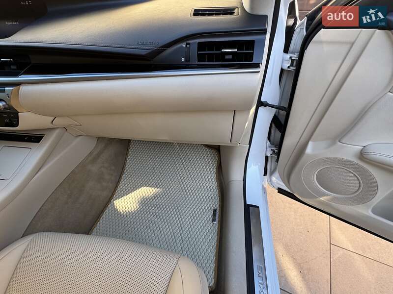 Седан Lexus ES 2015 в Киеве