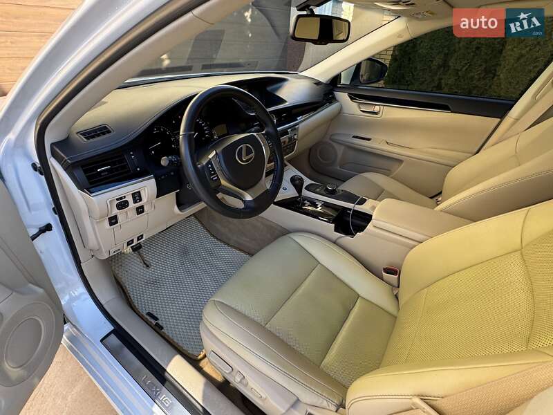 Седан Lexus ES 2015 в Киеве