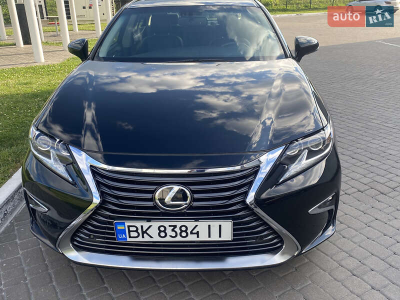 Седан Lexus ES 2015 в Рівному