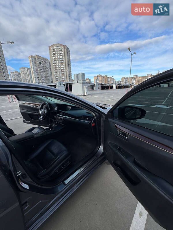 Седан Lexus ES 2014 в Киеве