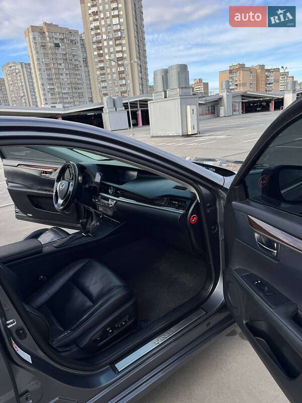 Седан Lexus ES 2014 в Киеве