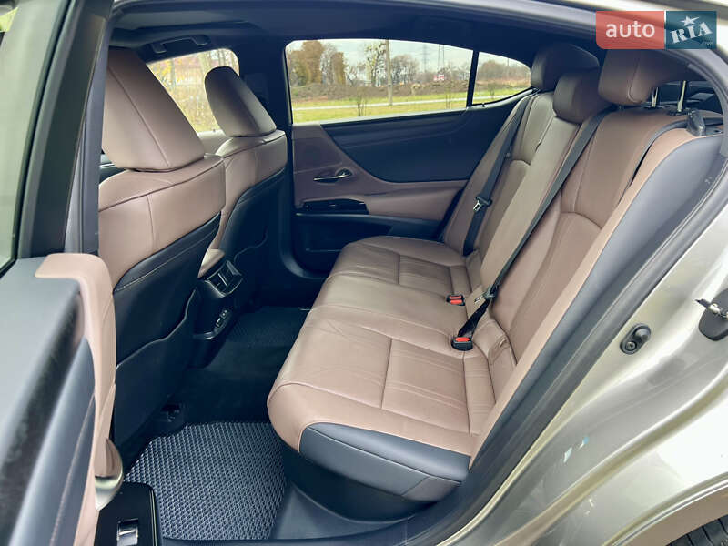 Седан Lexus ES 2024 в Ровно