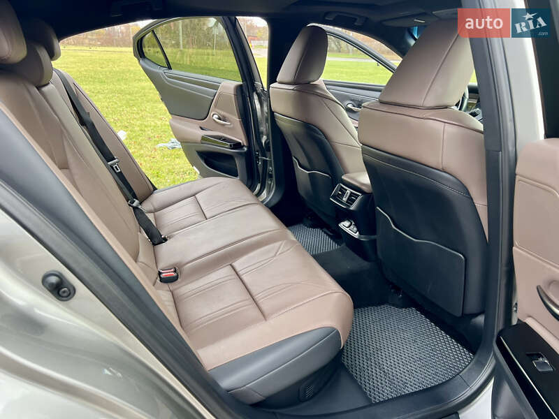 Седан Lexus ES 2024 в Ровно