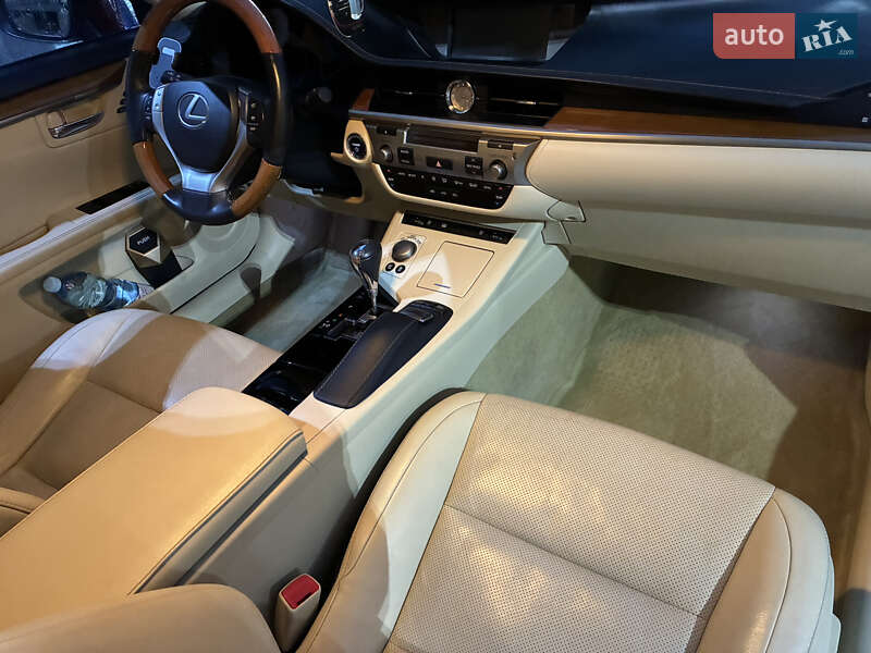 Седан Lexus ES 2014 в Киеве