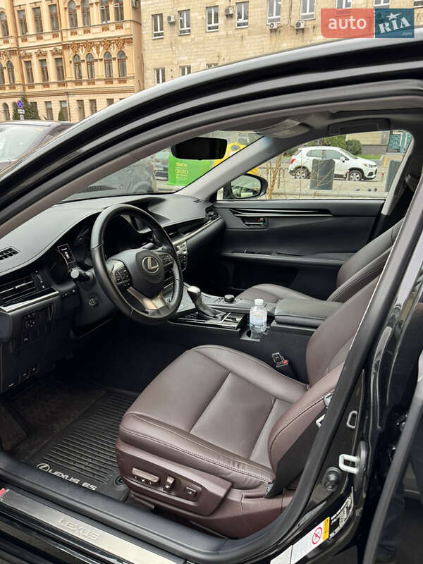 Седан Lexus ES 2018 в Киеве
