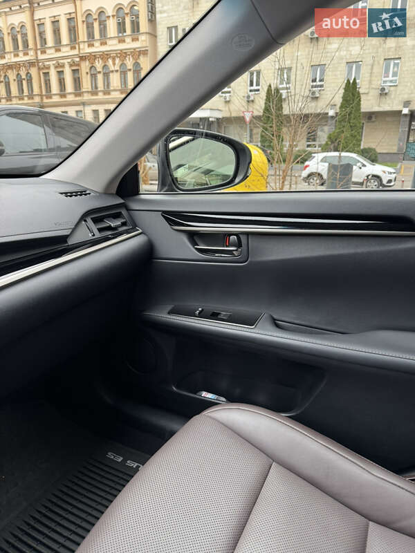 Седан Lexus ES 2018 в Киеве