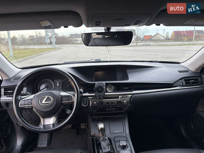 Седан Lexus ES 2017 в Городке