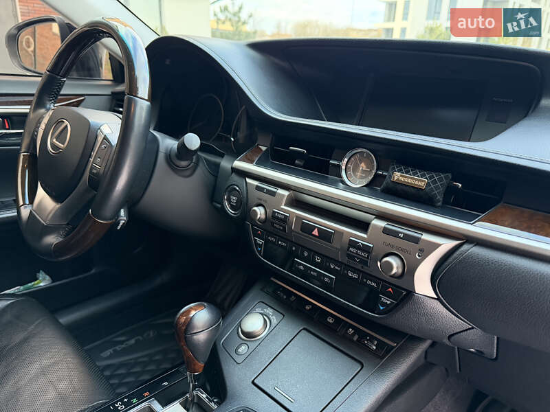 Седан Lexus ES 2014 в Умани