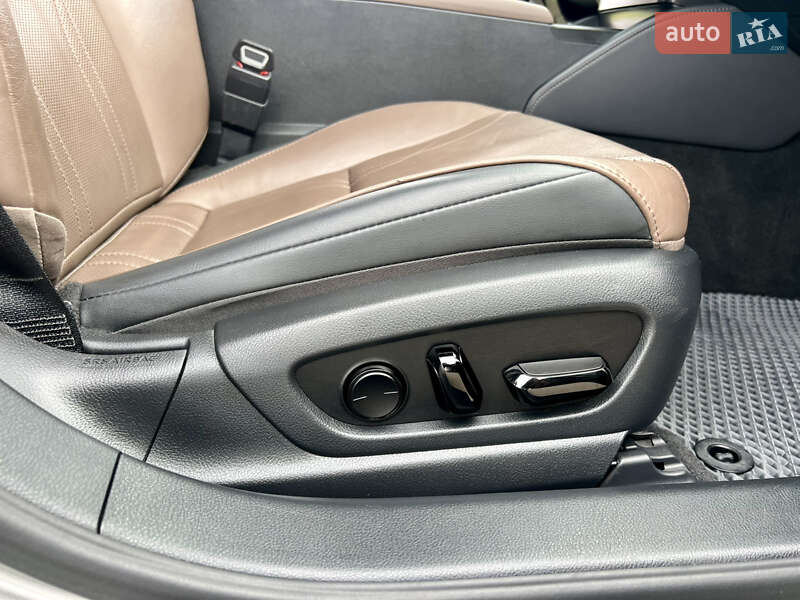 Седан Lexus ES 2024 в Рівному