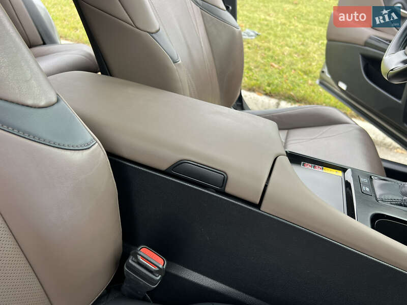 Седан Lexus ES 2024 в Рівному