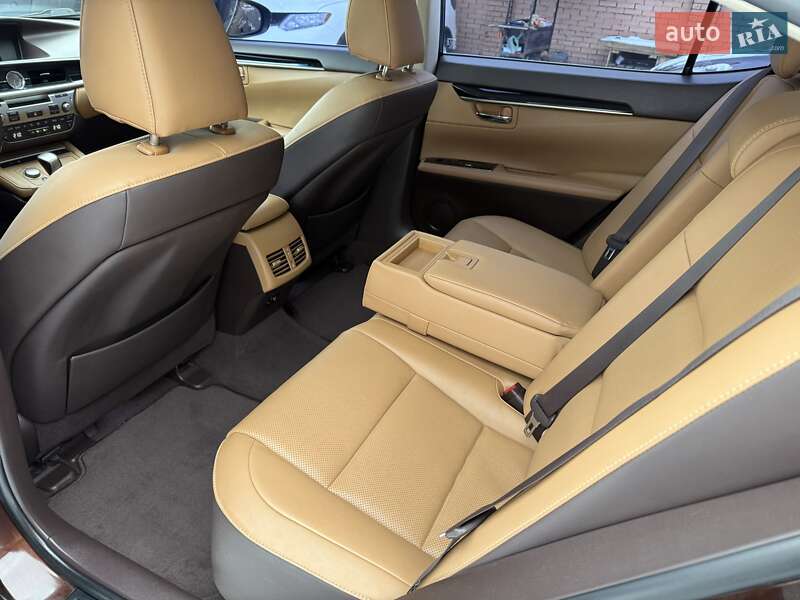 Седан Lexus ES 2016 в Виннице