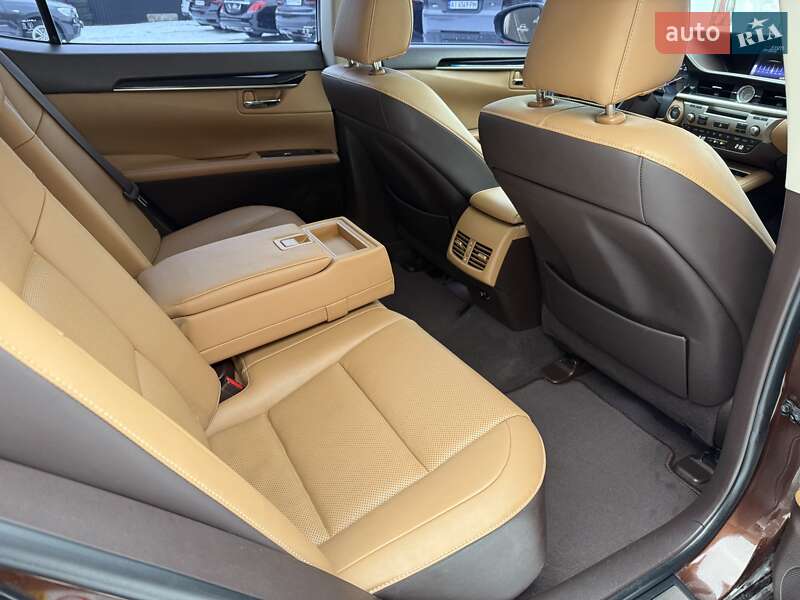 Седан Lexus ES 2016 в Виннице