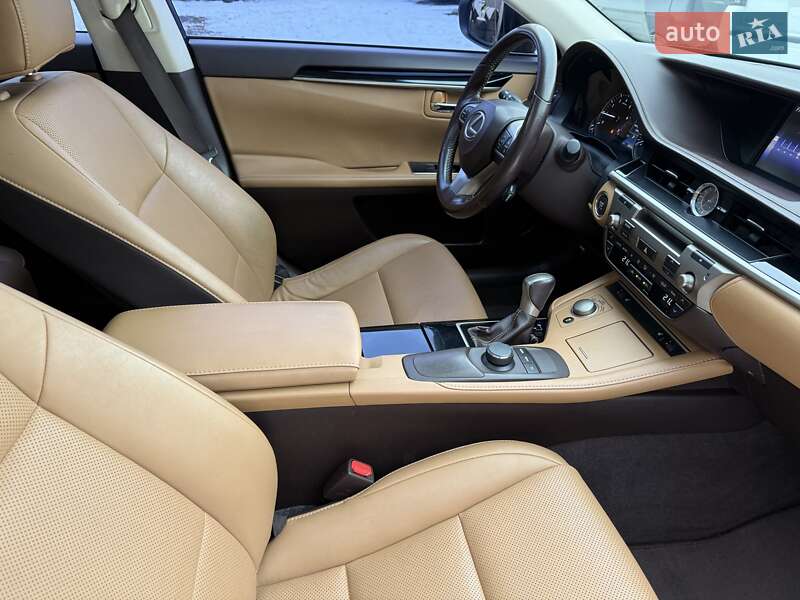 Седан Lexus ES 2016 в Виннице