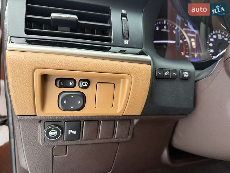 Седан Lexus ES 2016 в Виннице