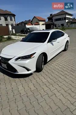 Lexus ES 2020