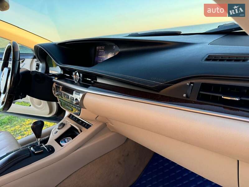Седан Lexus ES 2015 в Одесі