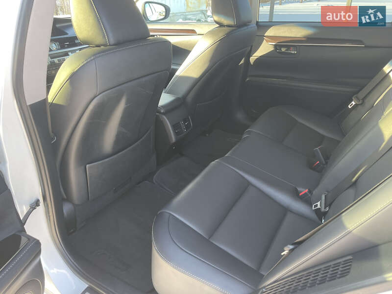 Седан Lexus ES 2018 в Киеве