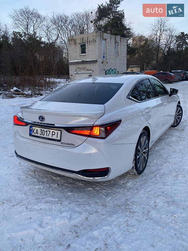 Седан Lexus ES 2019 в Киеве
