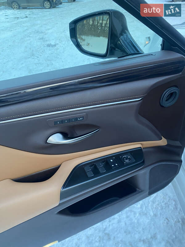 Седан Lexus ES 2019 в Киеве