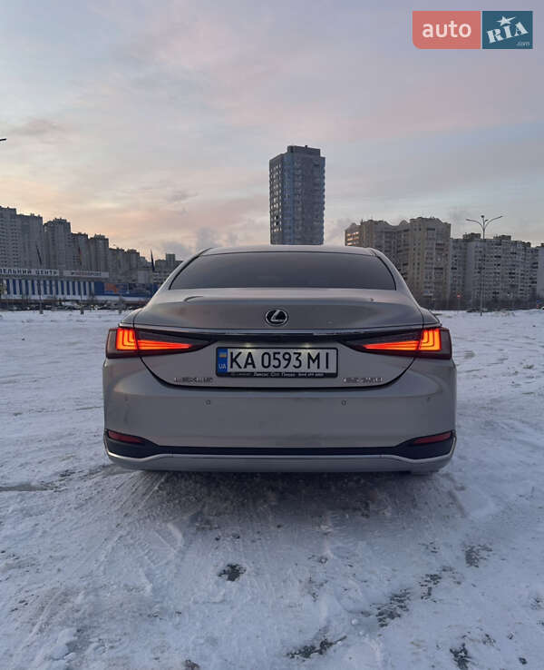 Седан Lexus ES 2019 в Киеве