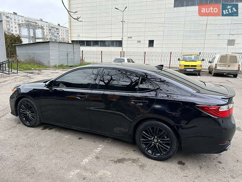 Седан Lexus ES 2015 в Черновцах