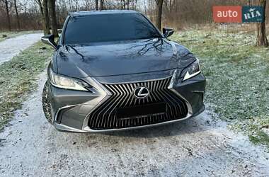 Седан Lexus ES 2018 в Першотравенську