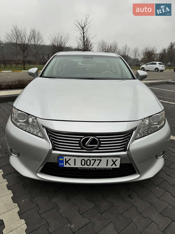 Седан Lexus ES 2014 в Ирпене
