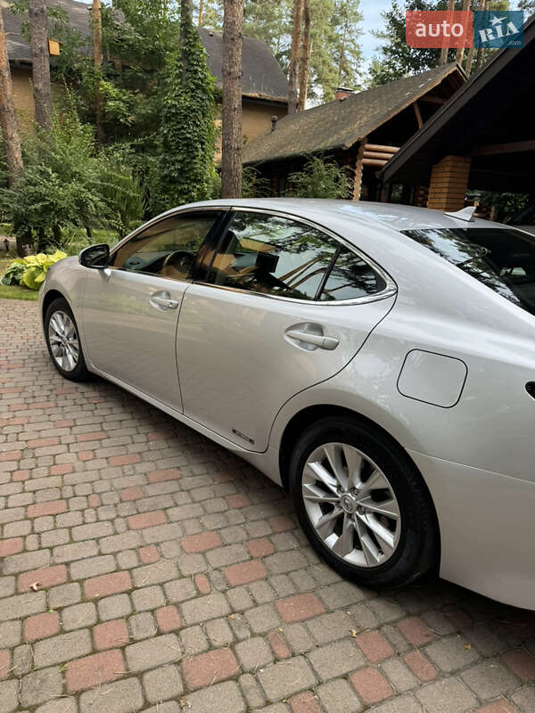 Седан Lexus ES 2014 в Ирпене