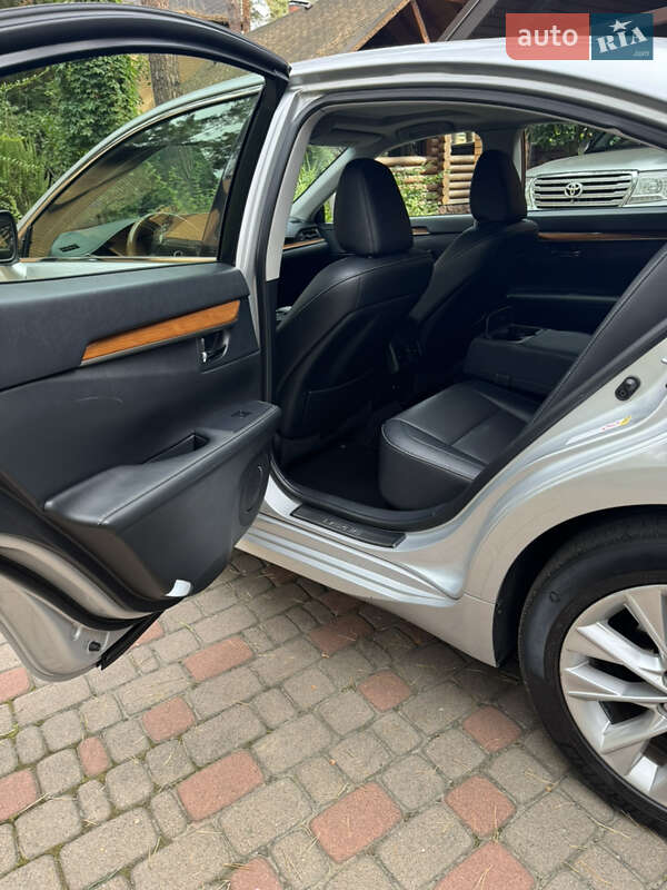 Седан Lexus ES 2014 в Ирпене