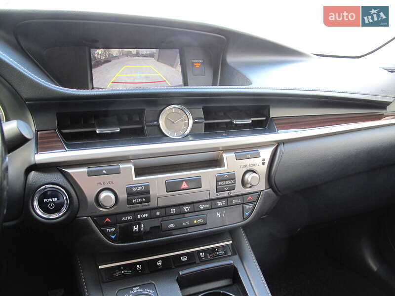 Седан Lexus ES 2016 в Киеве