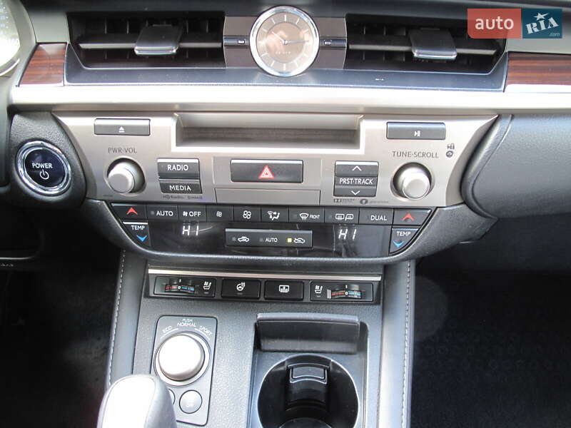 Седан Lexus ES 2016 в Киеве