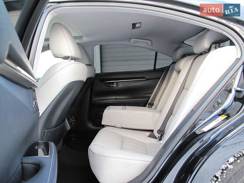 Седан Lexus ES 2016 в Киеве