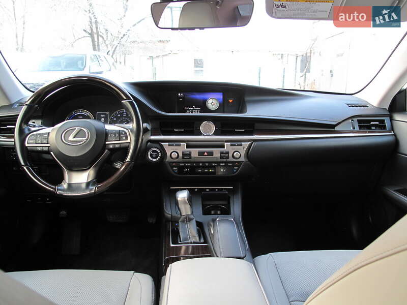 Седан Lexus ES 2016 в Киеве
