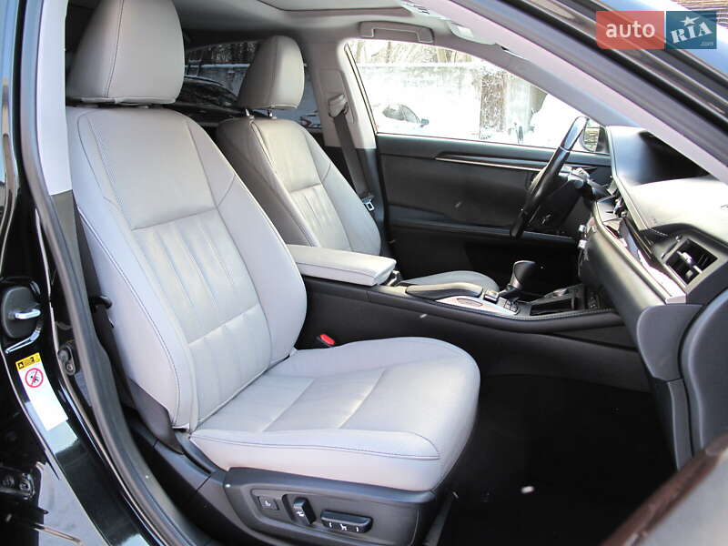 Седан Lexus ES 2016 в Киеве