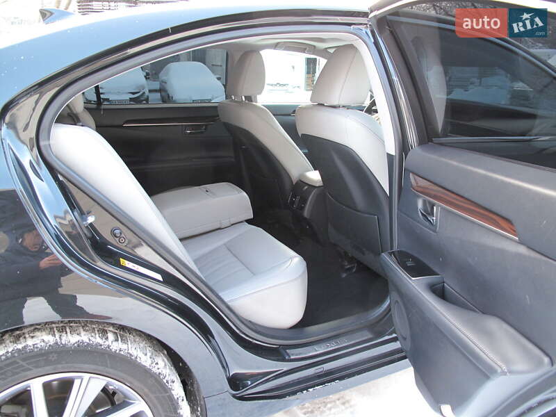 Седан Lexus ES 2016 в Киеве