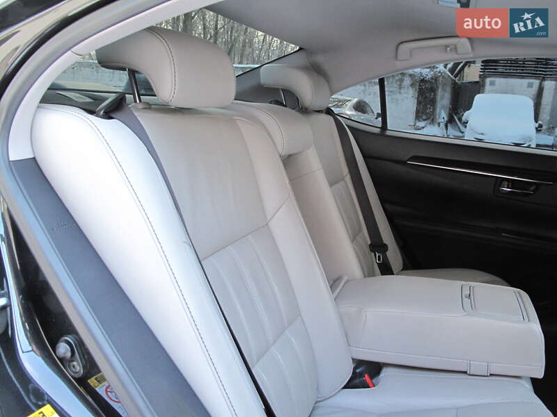 Седан Lexus ES 2016 в Киеве