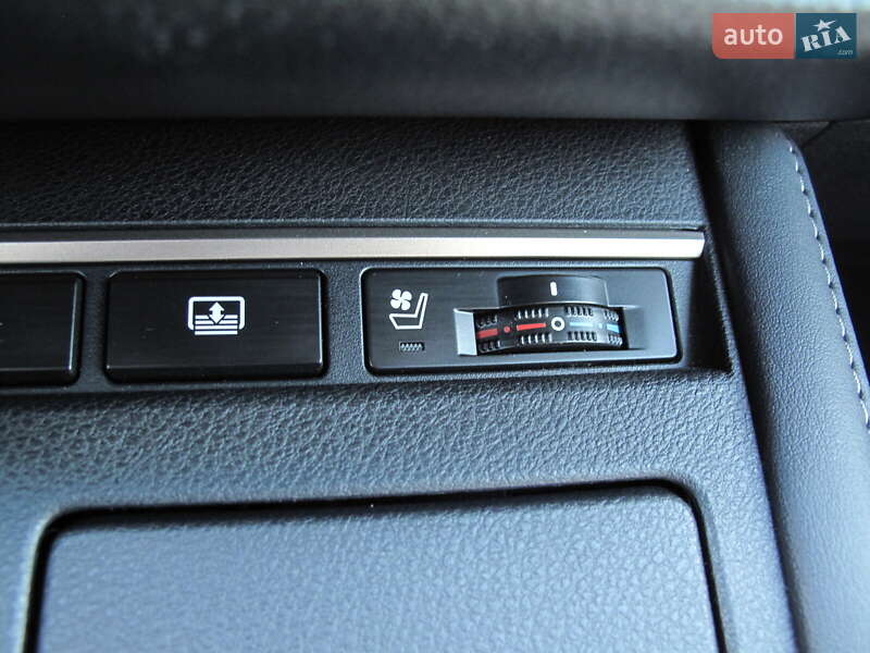 Седан Lexus ES 2016 в Киеве