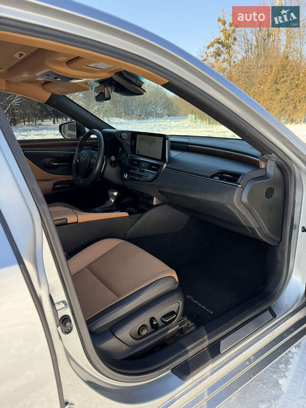 Седан Lexus ES 2024 в Львове