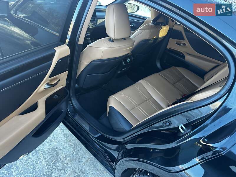 Седан Lexus ES 2022 в Львові