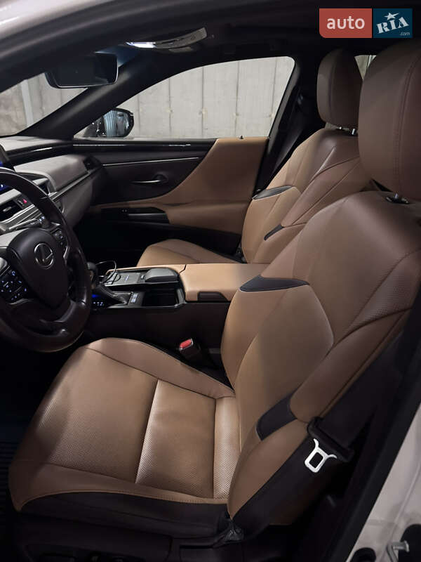 Седан Lexus ES 2021 в Львове