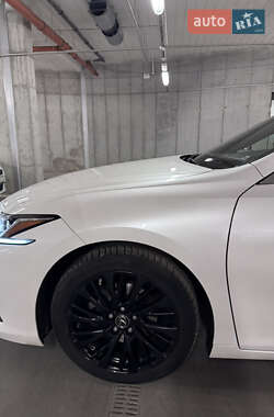 Седан Lexus ES 2021 в Львове