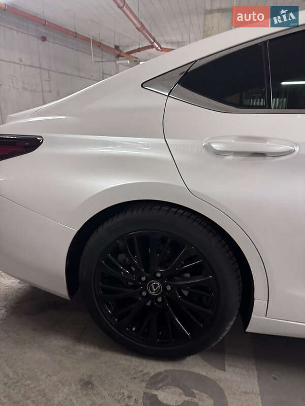 Седан Lexus ES 2021 в Львове